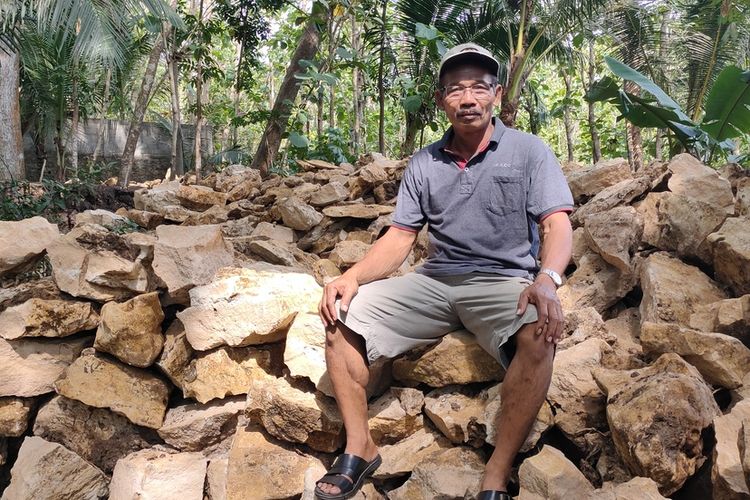 Tumijo di pekarangan rumahnya di Pedukuhan VI, Kalurahan Krembangan, Kapanewon Panjatan, Kabupaten Kulon Progo, Daerah Istimewa Yogyakarta. Guru olahraga ini menemukan batu bentuk tulang raksasa saat menambang batu di pekarangan rumah.