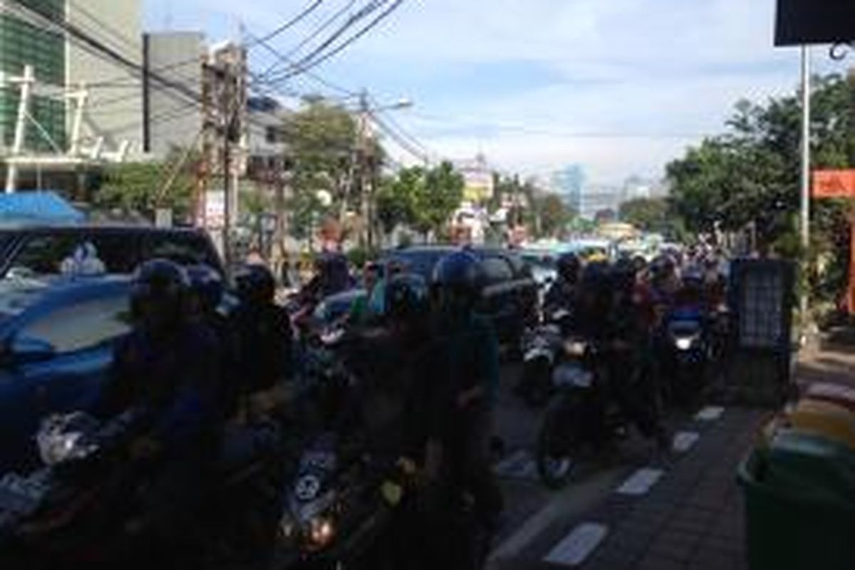 Kondisi Jalan Aipda KS Tubun tepat di depan Museum Tekstil. Jalan ini akan ditutup sementara dari arah Slipi menyusul kedatangan ibu-ibu negara menuju Museum Tekstil, Rabu (22/4/2015) pagi.