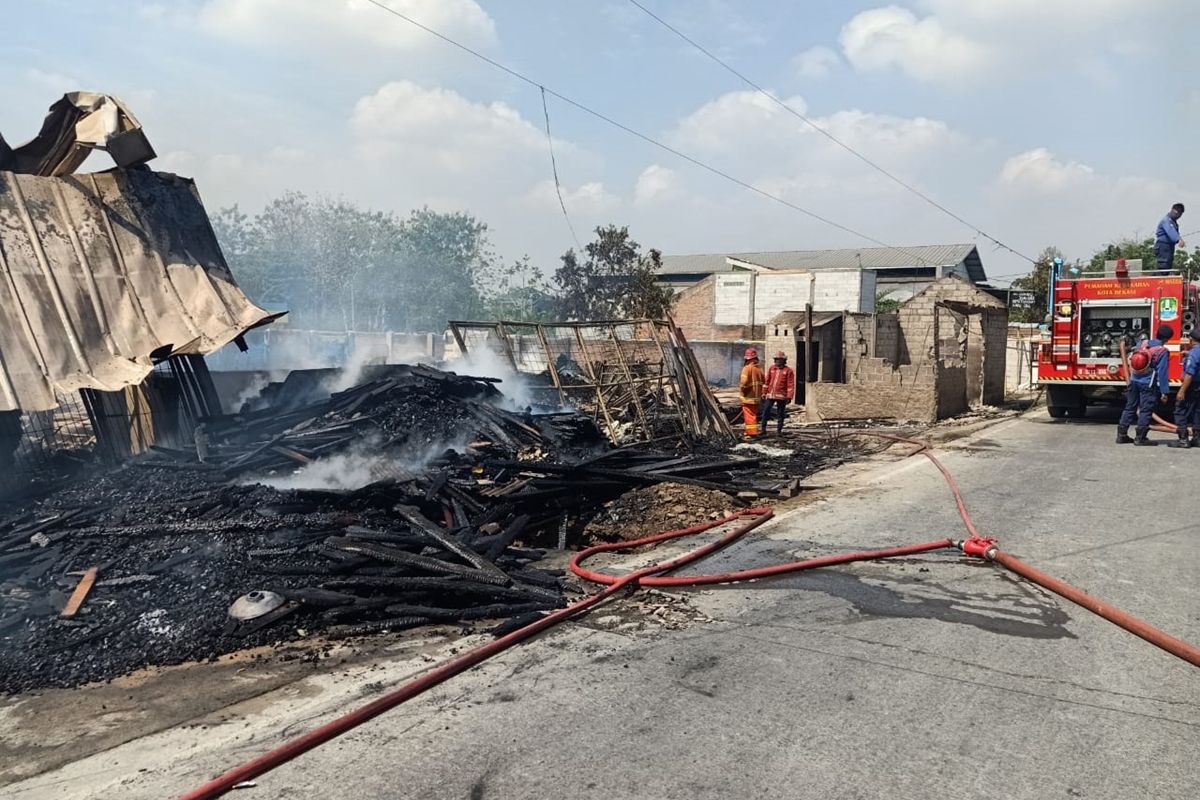 Gudang kayu di Jalan KH. Agus Salim, Bekasi Timur, Kota Bekasi, terbakar, Selasa (19/11/2019).