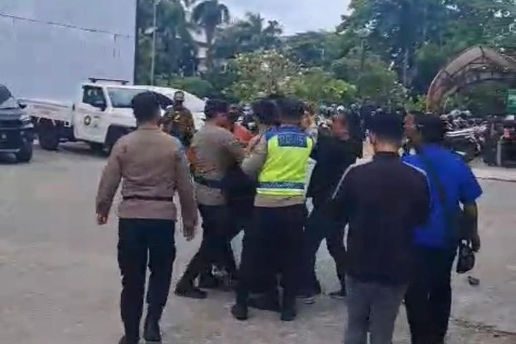 4 Orang Bawa Bom Molotov dan Sajam, Diduga Hendak Susupi Demo di DPRD Sumsel