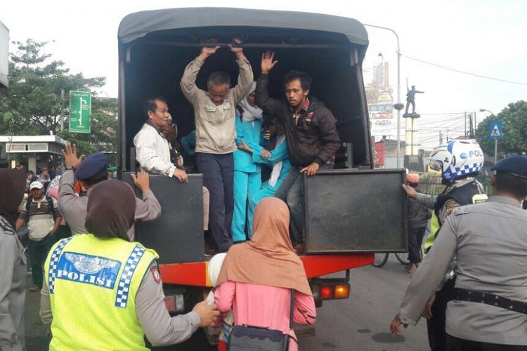 Sejumlah warga di Cibiru Bandung menaiki truk yang diperbantukan Polda Jabar untuk mengangkut masyarakat selama demo angkot berlangsung di kota tersebut, Kamis (9/3/2017).