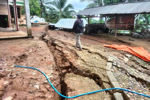 Detik-detik Rumah di Ponorogo Ambruk karena Tanah Ambles, Warga Nekat Selamatkan Harta Benda