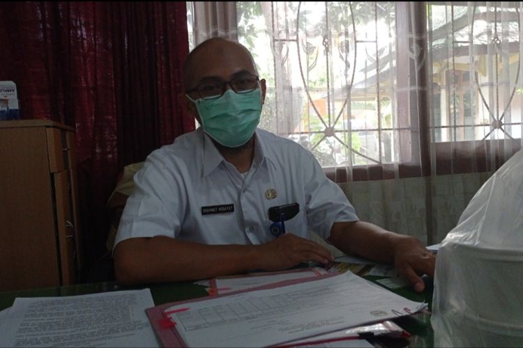 Plt Kepala Dinas Kesehatan Kabupaten Magetan Rohmat Hidayat. Satu siswa MI Al Abror Magetan dilaporkan meninggal setelah 2 hari menjalani vaksin. Siswa dilaporkan jatuh dan kejang sebelum meninggal.