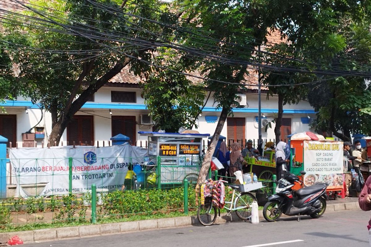 Ramainya aktivitas PKL di depan Universitas Kristen Indonesia (UKI), Senen, Jakarta Pusat, Selasa (11/7/2023). (KOMPAS.com/XENA OLIVIA)