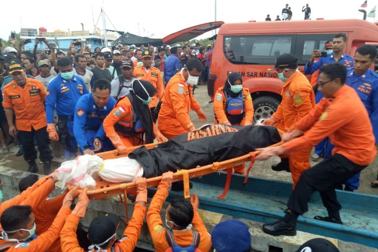 Tim SAR gabungan saat mengevakuasi satu korban KMN Lang 01 di Pelabuhan Merauke, pada Minggu (27/1/2019)