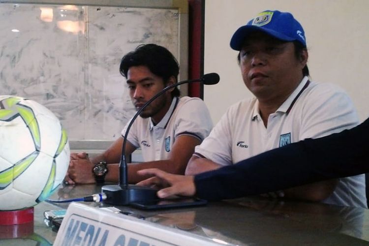 Asisten pelatih Persela Lamongan Danur Dara (kanan), dalam sesi jumpa pers sebelum pertandingan, Kamis (20/12/2018).