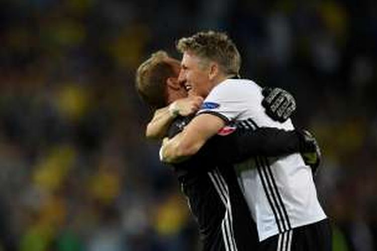 Bastian Schweinsteiger (kanan) memeluk Manuel Neuer setelah mencetak gol Jerman ke gawang Ukraina pada partai fase grup Piala Eropa di Stadion Pierre Mauroy, 12 Juni 2016.