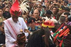 Jokowi Dapat Hadiah Parang dan Kuda Sumba
