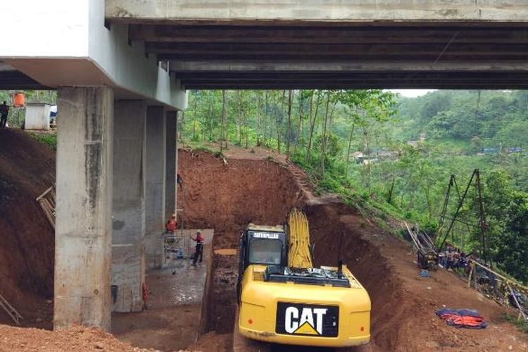 Proses perbaikan Jembatan Cisomang di Purwakarta, Selasa (24/1/2017).
