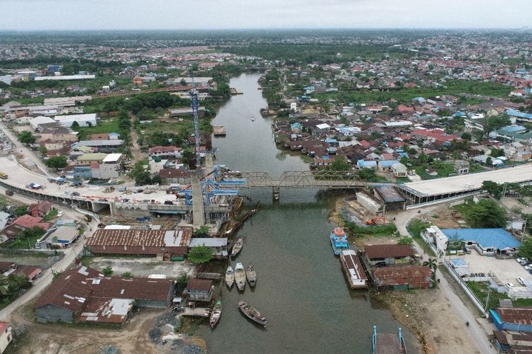 Infrastruktur konektivitas ini dirancang sepanjang 850 meter dan akan menggantikan fungsi Jembatan Kayu Tangi 1 yang telah berusia sekitar 30 tahun.
