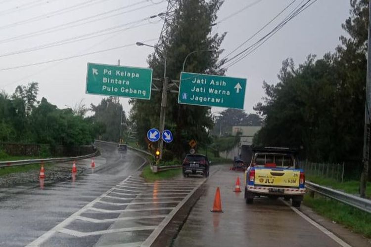 Pantauan Simpang Susun Cikunir Jalan Tol JORR Non S, Sabtu (20/2/2021) pukul 12.00 WIB