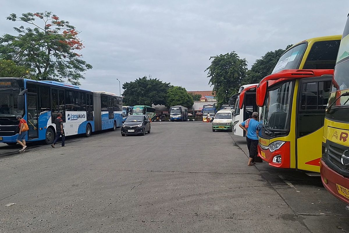 H-1 Natal, Terminal Kalideres Ramai Pemudik sejak Pagi 