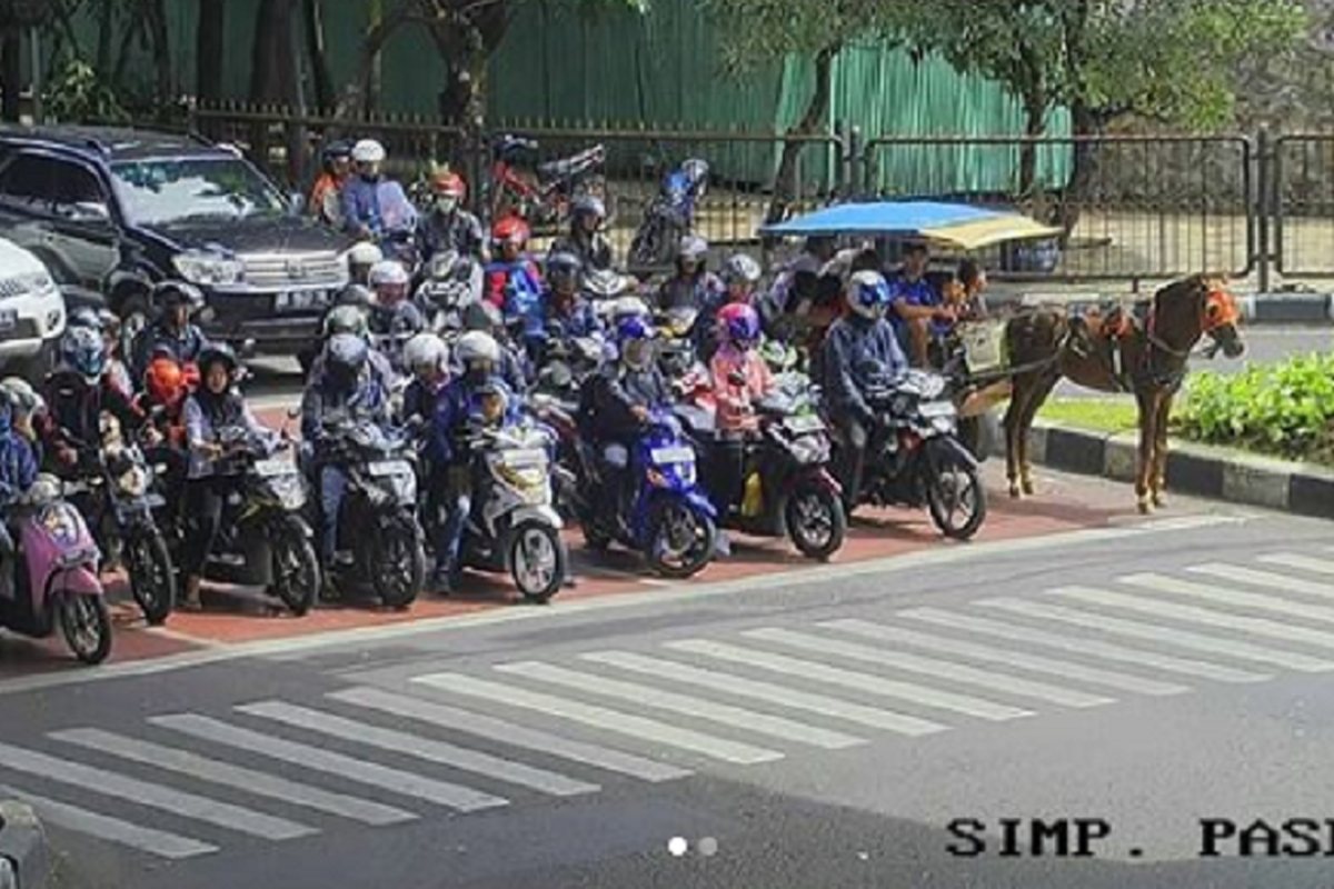 Foto yang memperlihatkan para pengendara yang tertib berhenti di belakang garis zebra cross, salah satunya terlihat ada delman. Foto diunggah akun Instagram Area Traffic Control System (ATCS) Kota Bandung pada Rabu (23/5/2018).