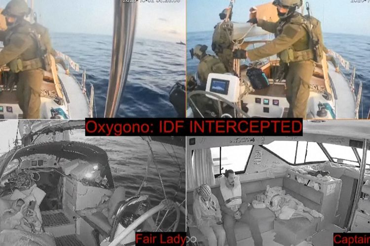 Tangkapan layar dari livestream kapal Global Sumud Flotilla memperlihatkan personel Angkatan Laut Israel menaiki kapal Oxygono yang menuju Gaza, pada 2 Oktober 2025.