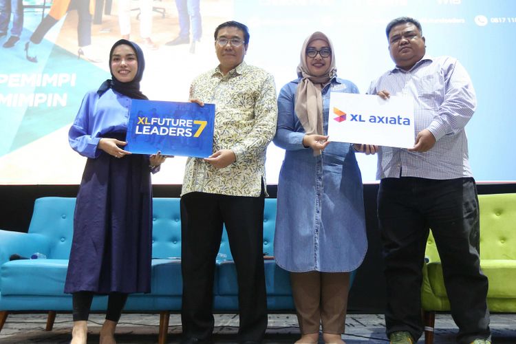 (Kiri ke kanan) Pengusaha Muda, Medina Zein, Kadiskominfo Provinsi Jawa barat, DR.Hening Widiatmoko,MA, Group Head Corporate Communication XL Axiata, Tri Wahyuningsih dan Wakil Pemimpin Redaksi Pikiran Rakyat Jawa Barat, Erwin Kustiman, pada acara XL Future Leaders Youth Town Hall di Bandung (11/4/2018).