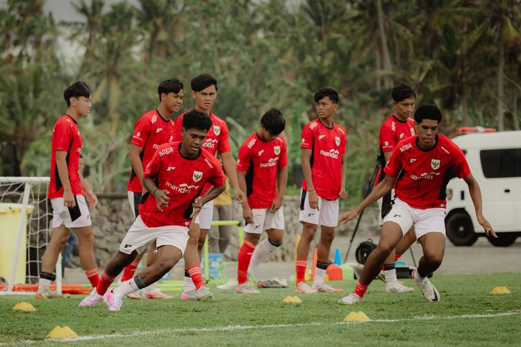 Pemain timnas U17 Indonesia Fadly Alberto saat latihan rutin di Bali United Training Center Pantai Purnama Gianyar, Rabu (30/7/2025) sore.