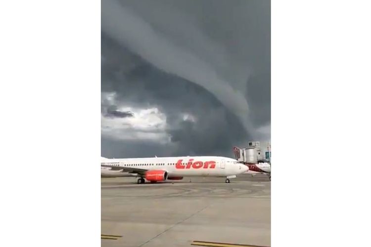 Tangkapan layar video yang menampilkan fenomena awan Arcus tampak di langit Bandar Udara Yogyakarta International Airport (YIA) di Kulon Progo, Daerah Istimewa Yogyakarta.