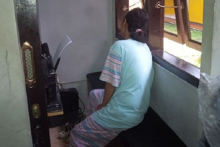 SNS (38), seorang ibu yang menganiaya anak kandungnya sendiri, saat diamankan di Mapolres Garut, Selasa (20/2/2018) siang.