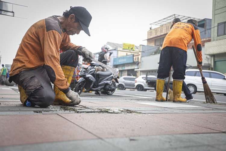 Ribuan Warga Jadi Penyapu Jalan di Jabar Bergaji Rp 3,3 Juta, Berawal Tawaran Kerja dari Dedi Mulyadi