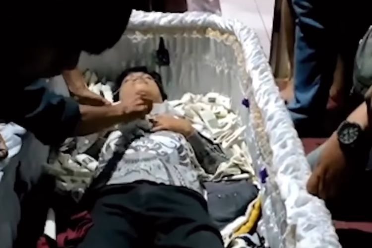 Viral di media sosial sebuah video yang memperlihatkan seorang laki-laki di Bogor, Jawa Barat, yang sudah meninggal hidup kembali.