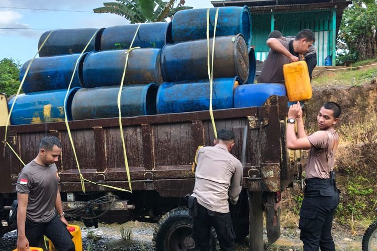 Gerebek 15 Lokasi Penyulingan Miras di Sorong, 200 Liter Cap Tikus Disita