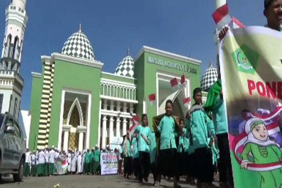 Hari Santri nasional di Polewali Mandar tahun ini diperingati secara meriah. Ribuan santri dari berbagai pesnatren di Polewali mandar mengelar zikir akbar dan kirab Islam dari mesjid agung Suhada hinga ke mesjid Pantai Baharai Polewali mandar, Minggu (22/10)