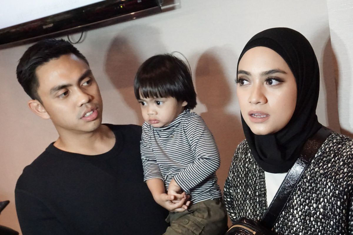 Artis peran Ayudia Bing Slamet bersama sang suami, pemusik Muhammad Pradana Budiarto atau Ditto dan putranya Sekala dalam gala premiere film Si Doel The Movie di XXI Epicentrum, Kuningan, Jakarta Selatan, Minggu (29/7/2018).