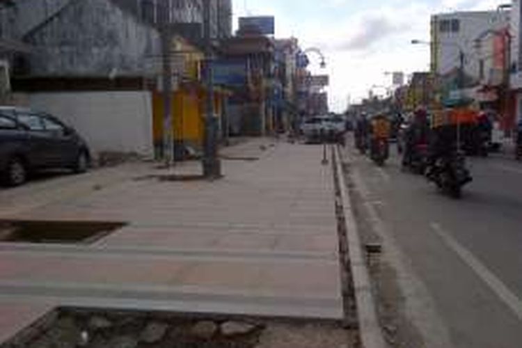 Pedestrian di kawasan Jalan Sudirman, Bandung tengah diperbaiki. Proyek itu rencananya rampung pada akhir Desember 2016. KOMPAS.com/DENDI RAMDHANI 