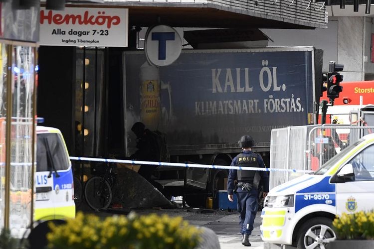 Polisi mengamankan sebuah truk yang menabrak masuk ke pusat perbelanjaan Ahlens di Drottninggatan, pusat kota Stockholm, Swedia, 7 April 2017.