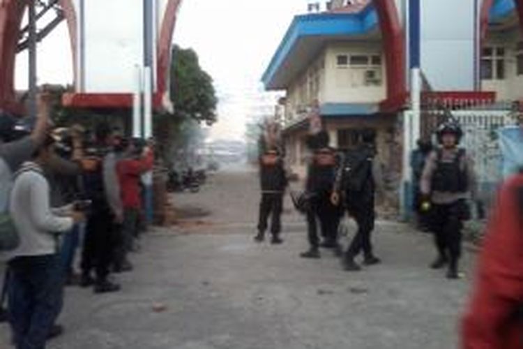 Polisi terlibat bentrokan dengan mahasiswa Unismuh, Rabu (20/5/2015)