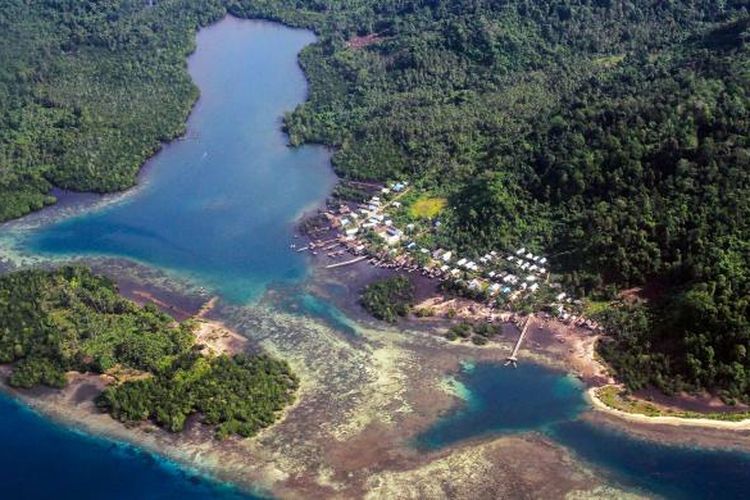 Sebagian pulau-pulau di Kabupaten Halamahera Selatan, Maluku Utara, terlihat dari udara.