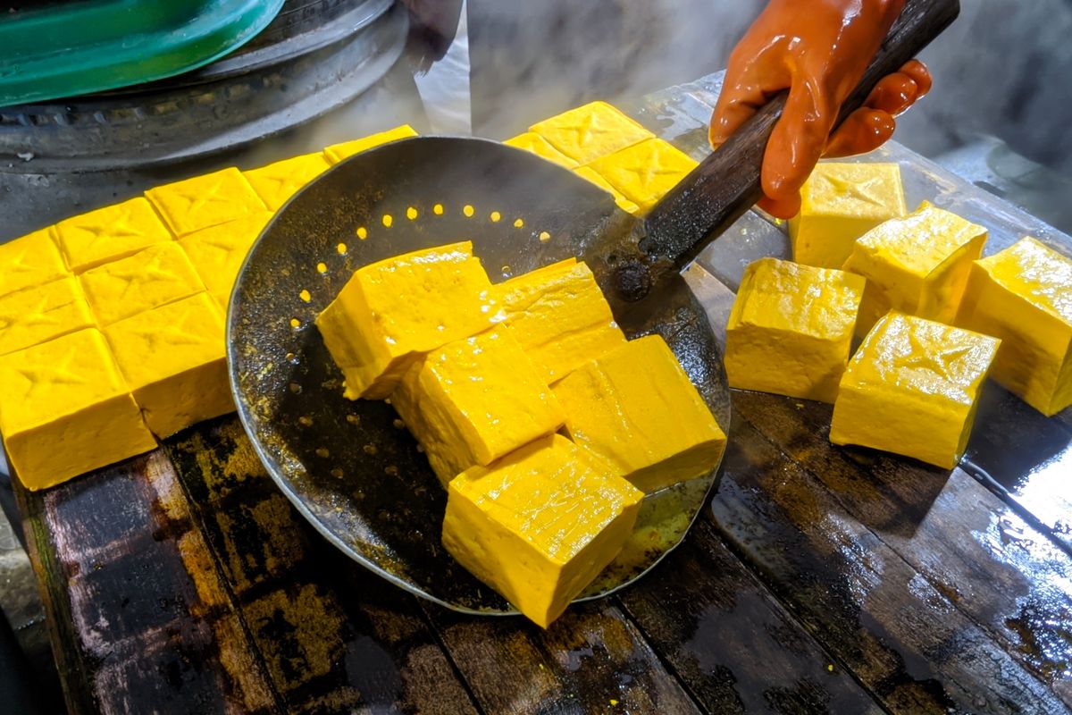 Tahu takwa Kediri tepat setelah perebusan warna kuning di sentra Kampung Tahu Tinalan Kota Kediri, Jawa Timur, medio Nopember 2024.