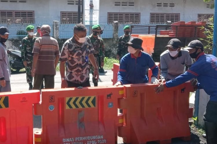 Lurah Panggung Kota Tegal, Amin Suseno saat penutupan akses masuk saat gelaran mikro lockdown setelah ada belasan warga positif Covid-19, Rabu (30/6/2021).  (Istimewa)