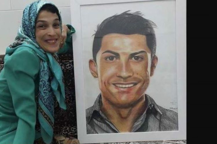 Seniman asal Iran, Fatemeh Hamami, berpose dengan lukisan Cristiano Ronaldo hasil karyanya.