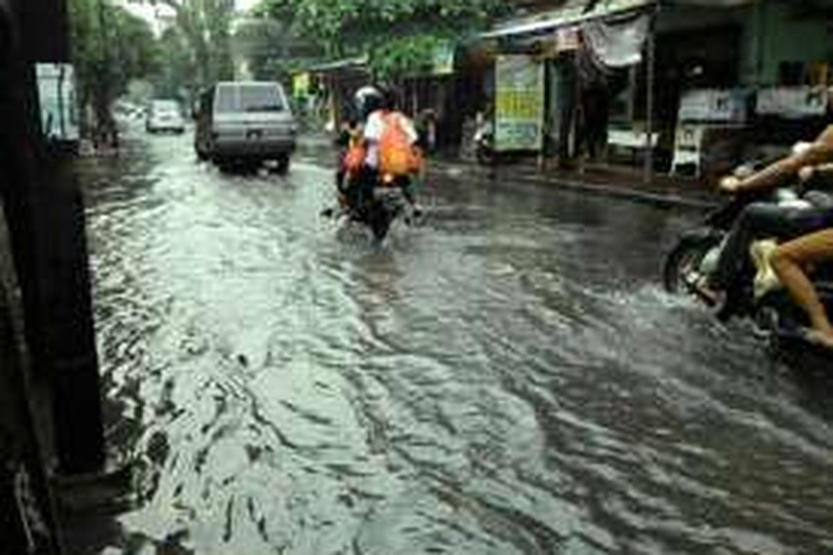 Hujan deras yang mengguyur Jakarta, menyebabkan genangan di Jalan Nusa Indah, Malaka Jaya, Duren Sawit, Jakarta Timur, Jumat (21/10/2016).