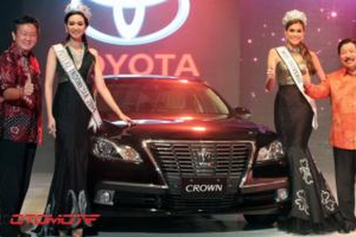 Toyota Crown Royal Series tampil di malam apresiasi Toyota di Jakarta, Selasa (4/4/2014). Generasi sebelumya telah menjadi kendaraan dinas menteri di era SBY. 
