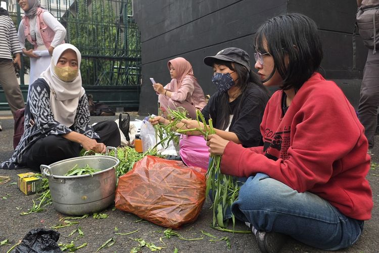 Tolak MBG, Warga Semarang Bikin Dapur Rakyat di Depan Kantor Gubernur