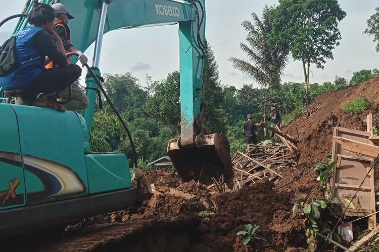 Tim SAR gabungan saat melakukan pencarian korban tertimbun tanah longsor di Cugenang, CIanjur, Jawa Barat, Selasa (22/11/2022). Dilaporkan 36 warga tertimbun dan sejauh ini baru enam orang berhasil ditemukan dalam kondisi meninggal.