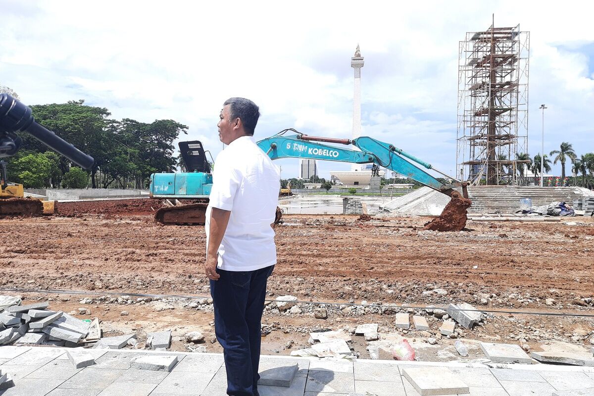 Ketua DPRD DKI Jakarta Prasetio Edi Marsudi saat melakukan inspeksi ke lokasi revitalisasi Monas, Jakarta Pusat, Senin (27/1/2020)