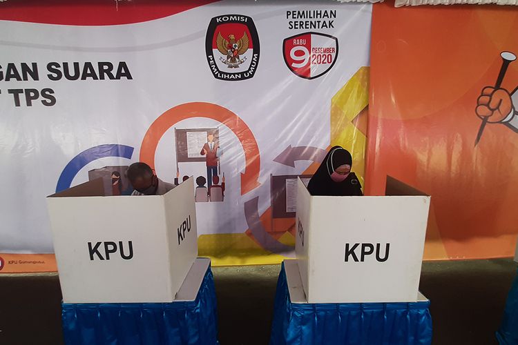 Warga melakukan pencoblosan suara pada simulasi Pilkada 2020 di Balai Kelurahan Piyaman, Kecamatan Wonosari, Kabupaten Gunungkidul, Yogyakarta, Sabtu (21/11/2020). Komisi Pemilihan Umum (KPU) Kabupaten Gunungkidul menggelar simulasi Pilkada yang dijadwalkan dihelat pada 9 Desember 2020, dengan protokol kesehatan tata cara pencoblosan yang ketat untuk mencegah penyebaran Covid-19.