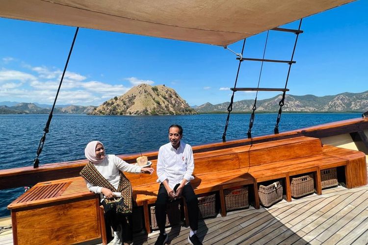 Foto : Presiden Joko Widodo dan Ibu Iriana Joko Widodo melanjutkan perjalanan menuju Pulau Rinca, Kawasan Taman Nasional Komodo.