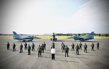 Jokowi Foto Bersama Penerbang Garuda Flight dan Nusantara ...