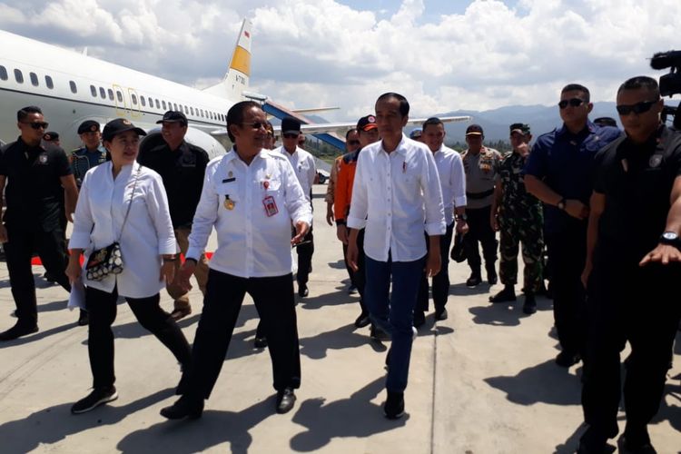 Presiden RI Joko Widodo bersama Ibu Iriana tiba di Palu, Sulawesi Tengah, Rabu (3/10/2018). Kunjungan Jokowi ke Palu untuk kedua kalinya pasca-gempa dan tsunami melanda Palu dan Donggala. Presiden menemui korban gempa dan tsunami yang dirawat dan mengungsi di Bandara Sis Al-Jufri.