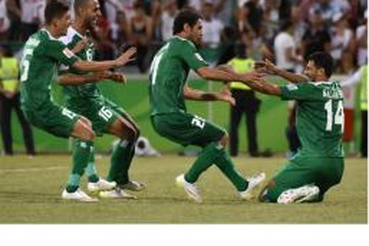 Para pemain Irak melakukan selebrasi setelah Salam Shakir (kanan) mencetak gol penentu dalam drama adu penalti melawan Iran dalam laga perempat final Piala Asia 2015 di Canberra, Jumat (23/1/2015).