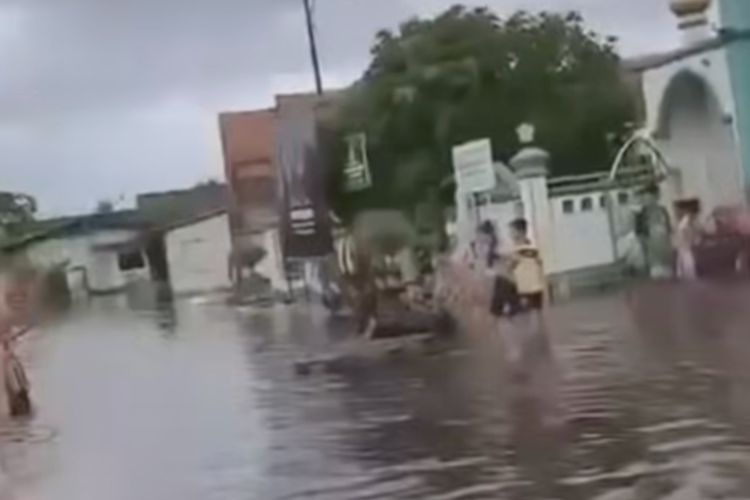 Seorang bocah berinisial SAP (9) ditemukan meninggal dunia setelah tenggelam saat bermain di lokasi banjir di Gebanganom, Kecamatan Genuk, Kota Semarang, Jawa Tengah, Sabtu (25/10/2025).