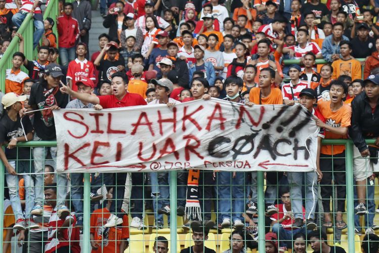 Suporter Persija Jakarta membentangkan spanduk yang menyuarakan agar pelatih Stefano Cugurra Teco mundur, saat melawan Mitra Kukar pada partai lanjutan Liga 1 di Stadion Patriot, Minggu (14/5/2017.