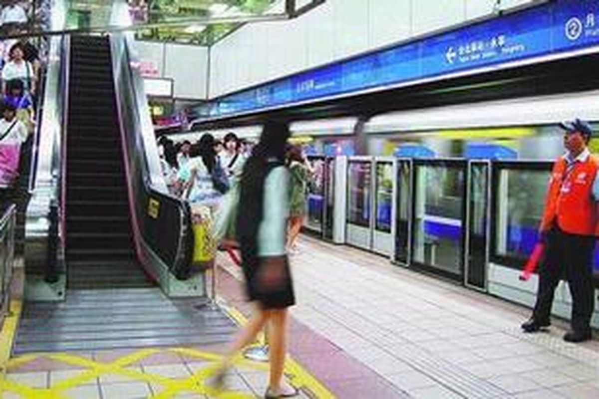 Suasana di Stasiun MRT Zhongxiao Fuxing, Taipei. Walaupun stasiun bawah tanah itu selalu ramai, semua penumpang menjaga kebersihan dan ketertiban karena mereka sadar alat transportasi itu untuk kepentingan bersama.  