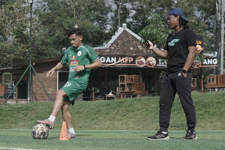 Bek PS Sleman Derry Rachman (kiri) asal Bontang, Kalimantan Timur, mengaku saat sebelum menjadi pesepak bola profesional, dirinya harus berjalan kaki 7-8 kilometer ke lapangan sepak bola sepulang sekolah.

