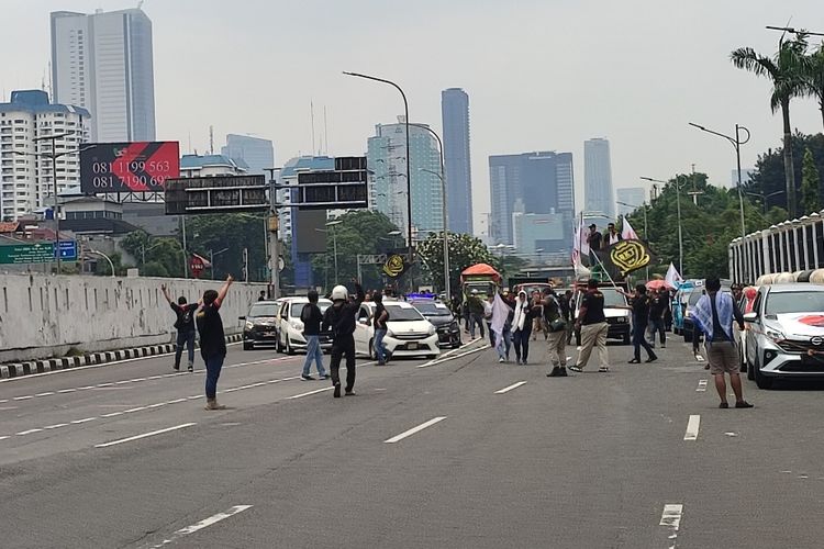 Massa dari sopir taksi online yang bakal menggelar aksi demonstrasi mulai berdatangan ke depan Gedung DPR/MPR, Senayan, Jakarta, Rabu (21/9/2022). 