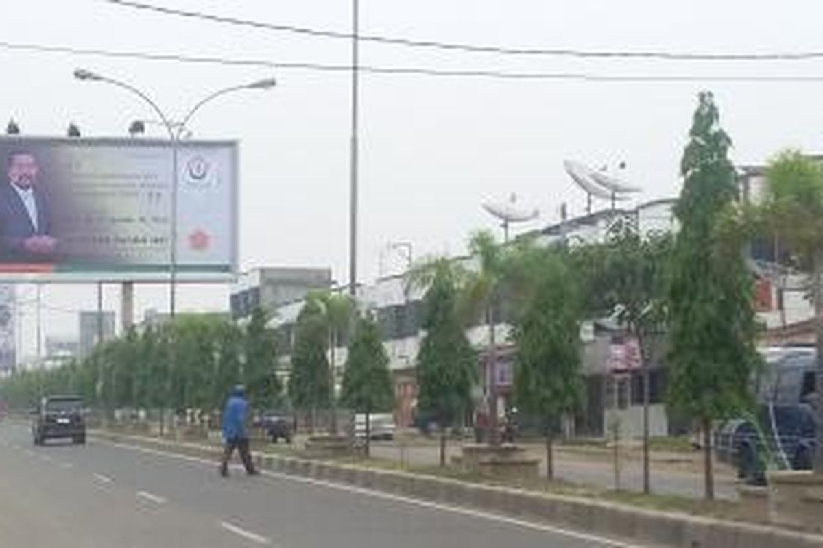 Sejumlah warga melintas di lintas Jalan Medan-Banda Aceh Kota Lhokseumawe Sabtu (24/10/2015). Kabut asap kembali melanda kota tersebut sejak dua hari terakhir dan mengakibatkan penerbangan Medan-Aceh Utara lumpuh total